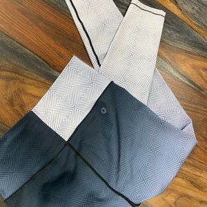 AR-33 Gray Purple Ombre Leggings Geometric. PERFECT condition. Super soft.